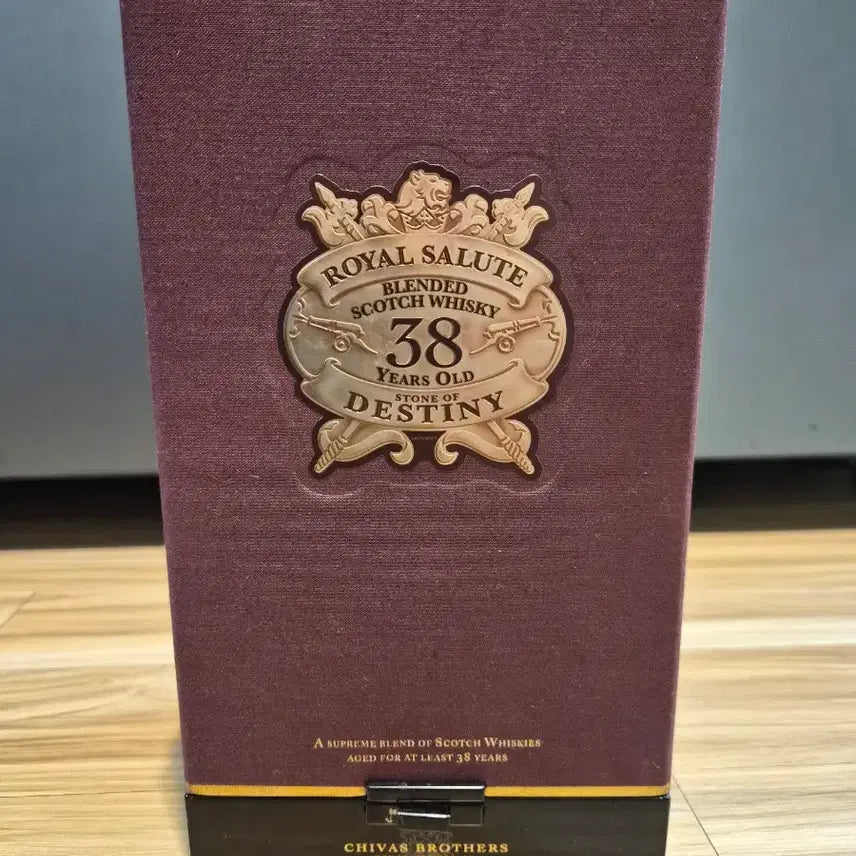 [BUNJANG] Royal Salute 38 Year Old Stone of Destiny Whisky Empty Bottle / 로얄살루트 38년산 스톤 오브 데스티니 위스키 공병입니다