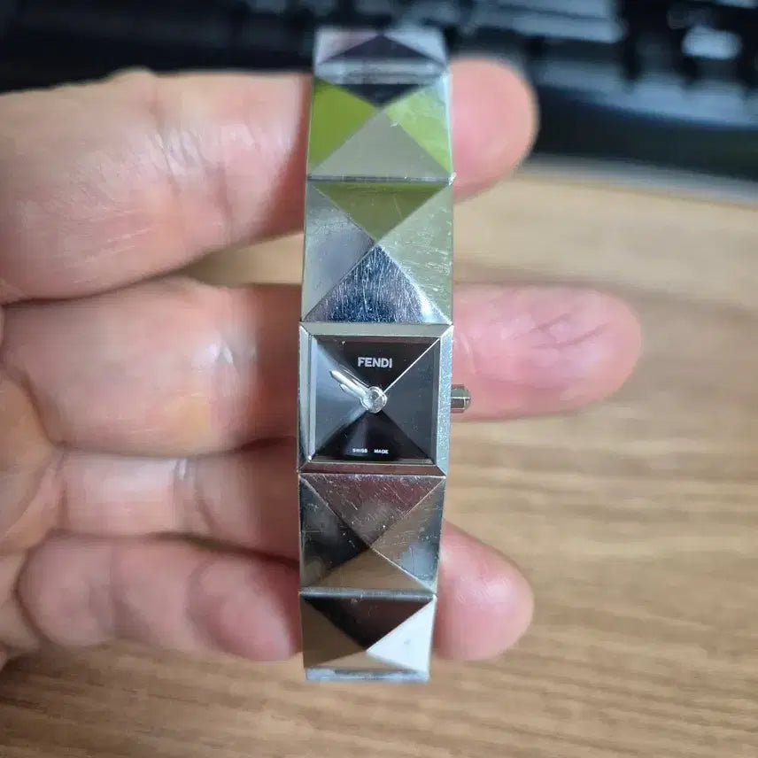 [BUNJANG] Fendi Metal Pyramid Silver Watch / [정품]FENDI 펜디 메탈 피라미드 은장 시계
