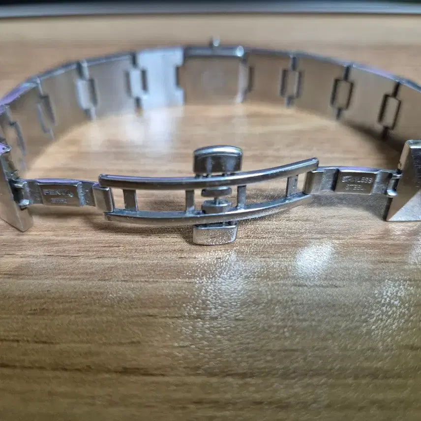[BUNJANG] Fendi Metal Pyramid Silver Watch / [정품]FENDI 펜디 메탈 피라미드 은장 시계