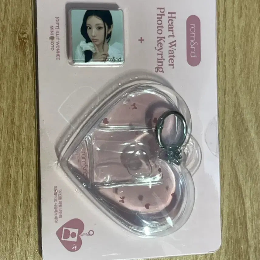 [BUNJANG] ILLIT Wonhee Rom&amp;nd Heart Water Photocard Keyring Set (Sealed) / 아일릿 원희 롬앤 하트워터 포토 키링세트(미개봉)