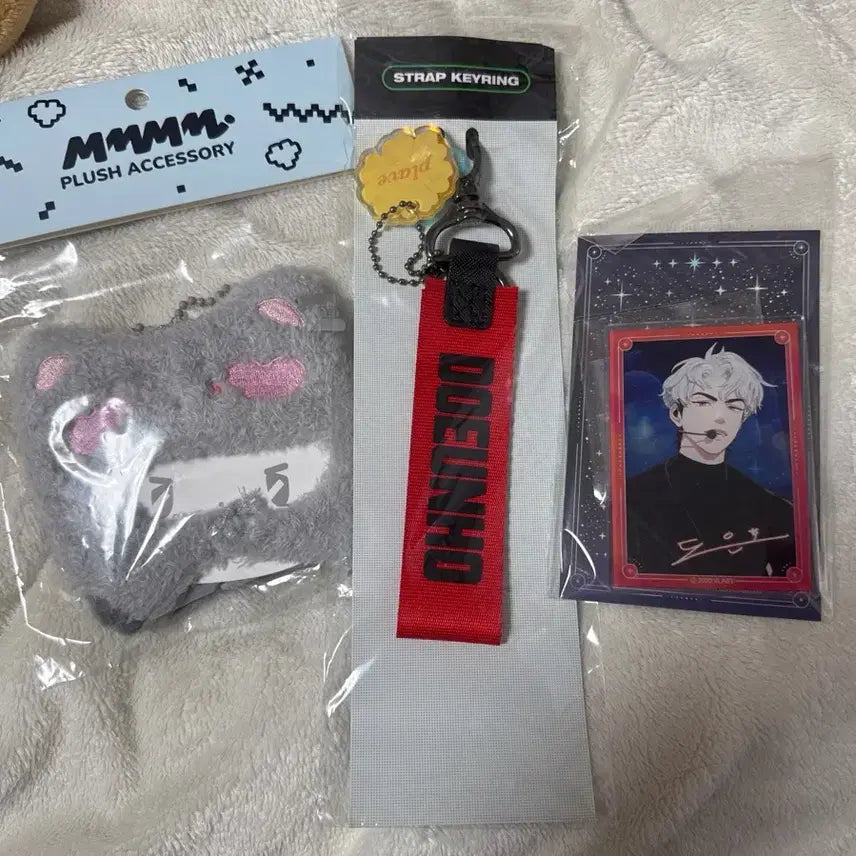 [BUNJANG] PLAVE Yookyeoreum Eunho Strap, Hat, and Acrylic Card (Sealed) / 미개봉) 플레이브 육여름 은호 스트랩+ 은호 모자 + 아크릴카드