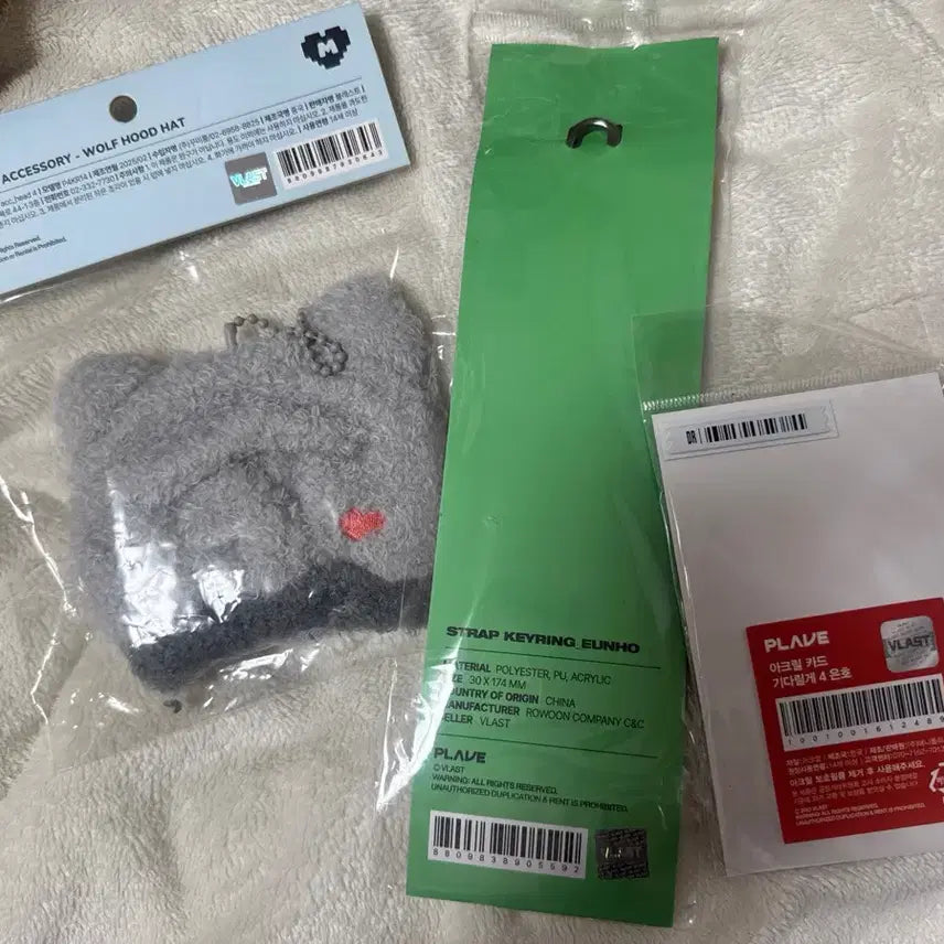 [BUNJANG] PLAVE Yookyeoreum Eunho Strap, Hat, and Acrylic Card (Sealed) / 미개봉) 플레이브 육여름 은호 스트랩+ 은호 모자 + 아크릴카드