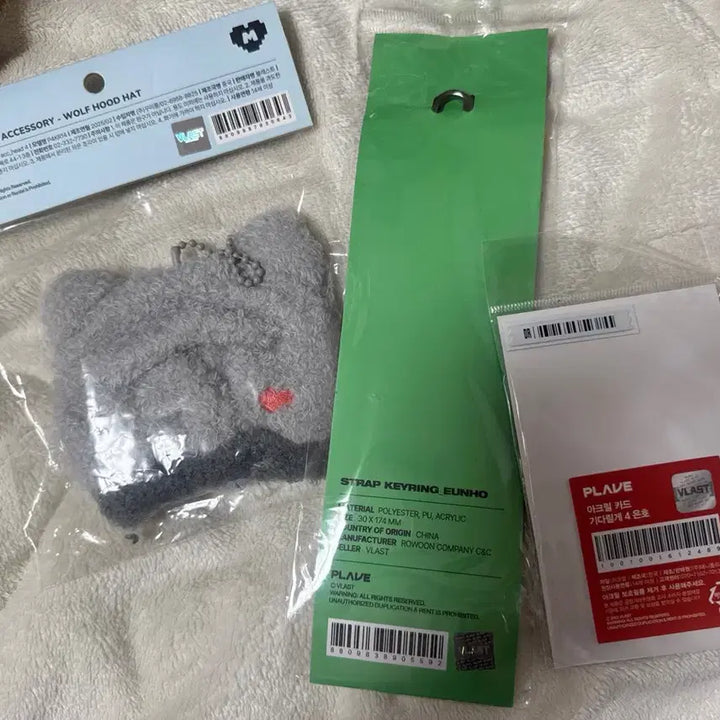[BUNJANG] PLAVE Yookyeoreum Eunho Strap, Hat, and Acrylic Card (Sealed) / 미개봉) 플레이브 육여름 은호 스트랩+ 은호 모자 + 아크릴카드