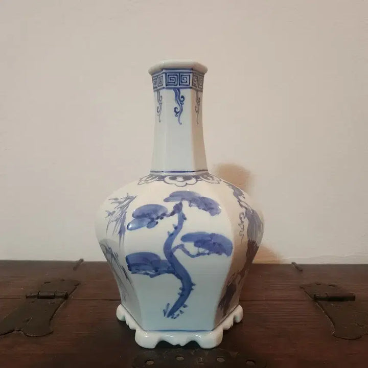 [BUNJANG] Hwaseongyo Jo Mu-hyun Celadon Porcelain Hexagonal Vase (Bunwon Gwan-yo Reproduction) / [명품] 화성요 조무현작 청화동채 백자 육각주병 (분원 관요 재현품)