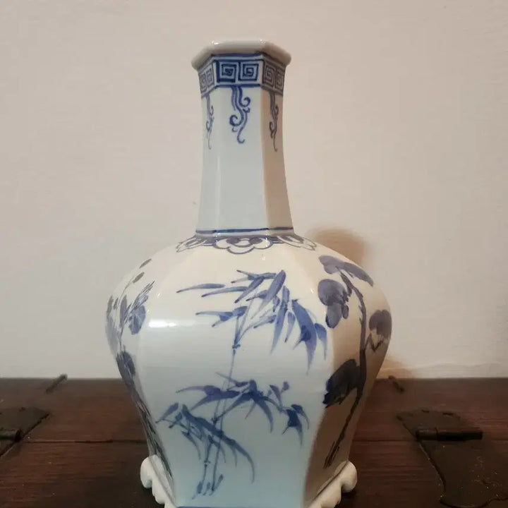 [BUNJANG] Hwaseongyo Jo Mu-hyun Celadon Porcelain Hexagonal Vase (Bunwon Gwan-yo Reproduction) / [명품] 화성요 조무현작 청화동채 백자 육각주병 (분원 관요 재현품)