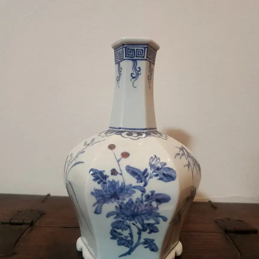 [BUNJANG] Hwaseongyo Jo Mu-hyun Celadon Porcelain Hexagonal Vase (Bunwon Gwan-yo Reproduction) / [명품] 화성요 조무현작 청화동채 백자 육각주병 (분원 관요 재현품)