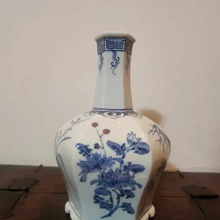 [BUNJANG] Hwaseongyo Jo Mu-hyun Celadon Porcelain Hexagonal Vase (Bunwon Gwan-yo Reproduction) / [명품] 화성요 조무현작 청화동채 백자 육각주병 (분원 관요 재현품)