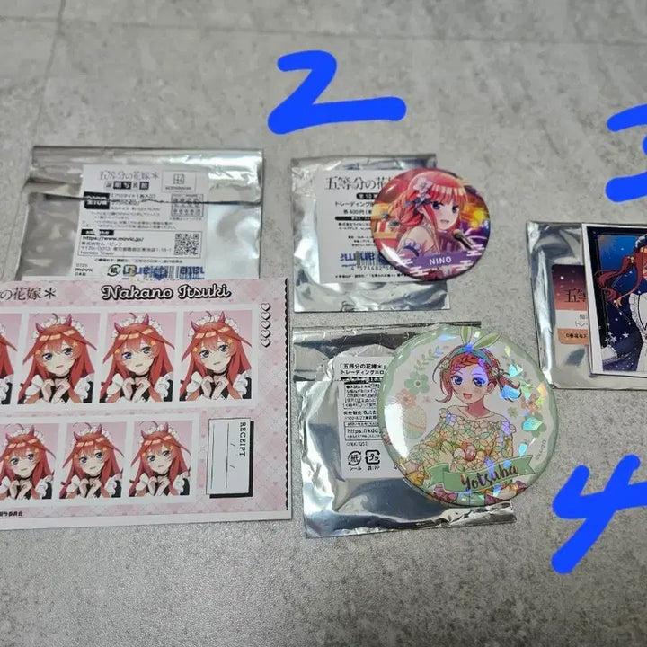 [BUNJANG] The Quintessential Quintuplets Goods Set (Ichika, Nino, Miku, Yotsuba) - Pins &amp; Acrylics / 5등분의 신부 이츠키/니노/미쿠/요츠바 굿즈 뱃지 아크릴