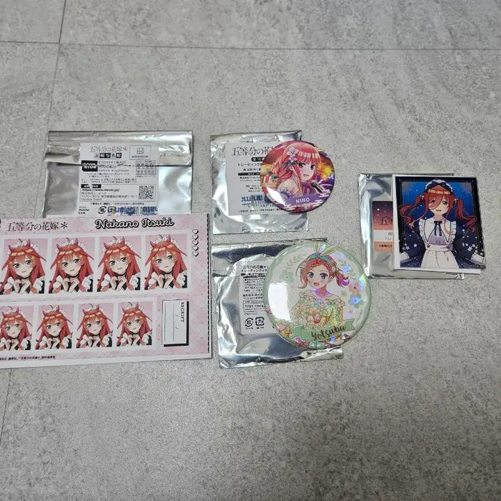 [BUNJANG] The Quintessential Quintuplets Goods Set (Ichika, Nino, Miku, Yotsuba) - Pins &amp; Acrylics / 5등분의 신부 이츠키/니노/미쿠/요츠바 굿즈 뱃지 아크릴