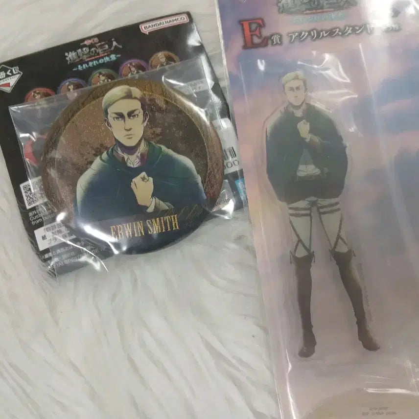 [BUNJANG] Attack on Titan Erwin Acrylic Stand &amp; Can Badge Set / 진격의 거인 제일복권 엘빈  아크릴 + 캔뱃지