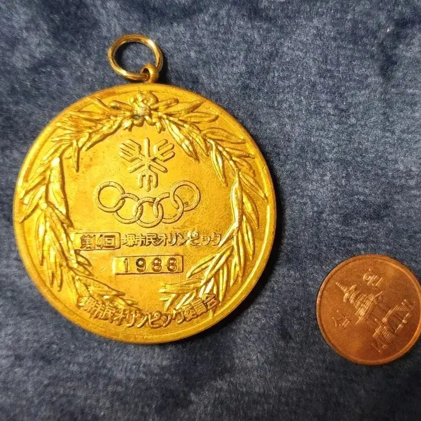 [BUNJANG] Vintage Gold Medallion Pendant with Knight Engraving / 빈티지 금색 메달 펜던트