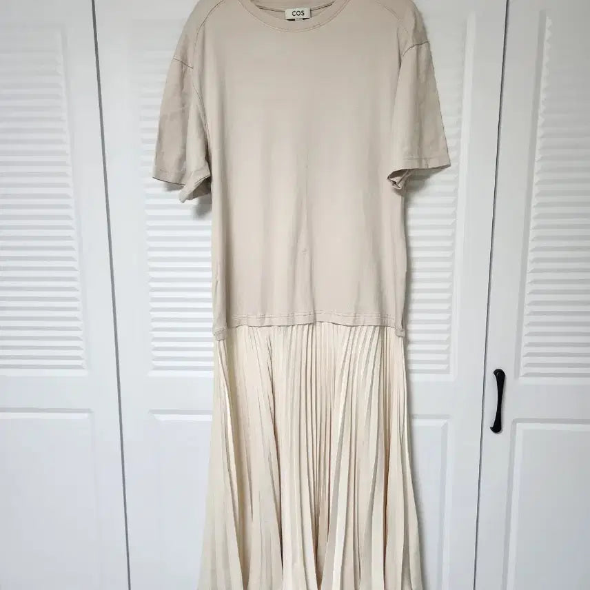 [SOLD OUT] COS 플리츠 믹스 롱 원피스 베이지