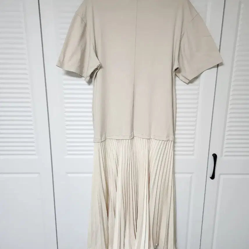 [SOLD OUT] COS 플리츠 믹스 롱 원피스 베이지