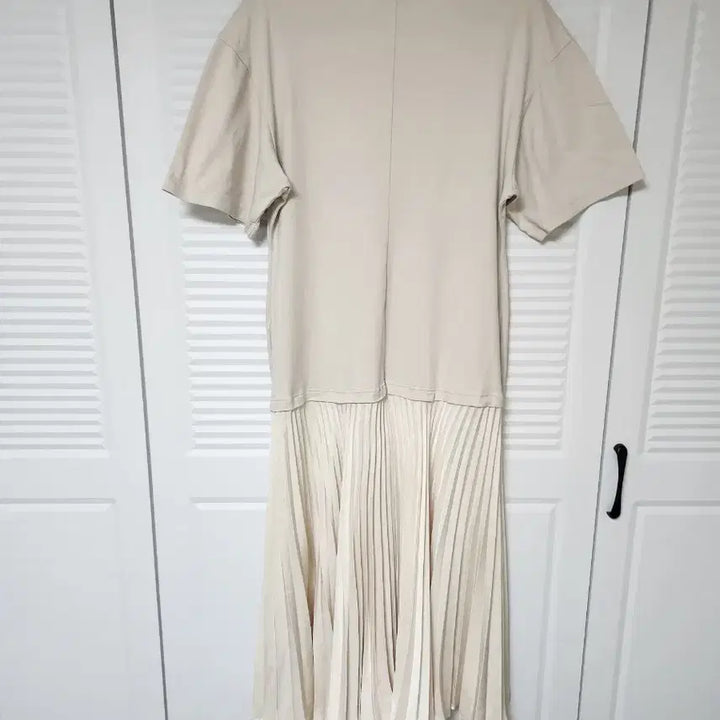 [SOLD OUT] COS 플리츠 믹스 롱 원피스 베이지