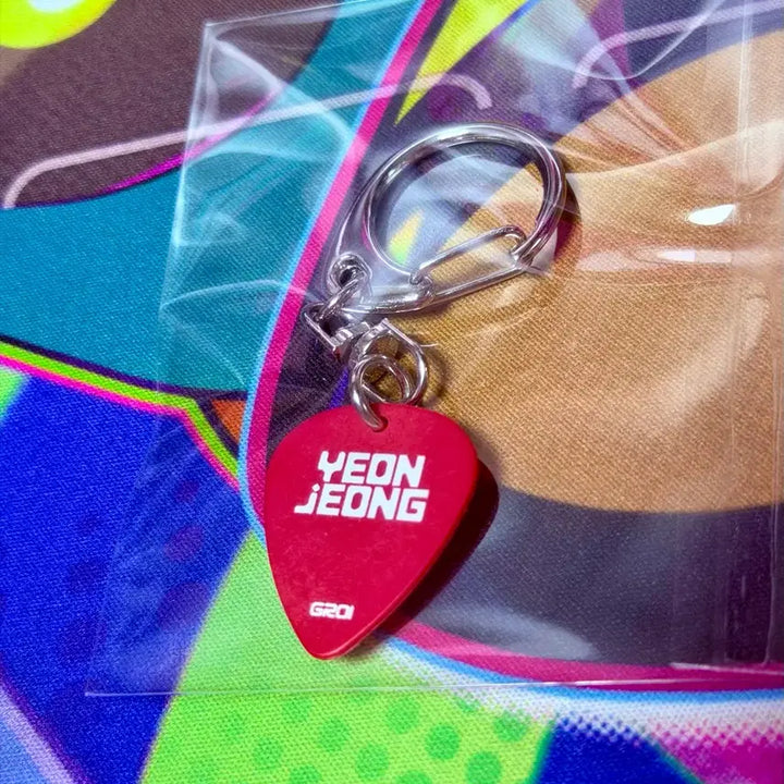 [BUNJANG] Yunjung Autographed Guitar Pick Keychain / 연정 친필싸인 기타 피크 키링