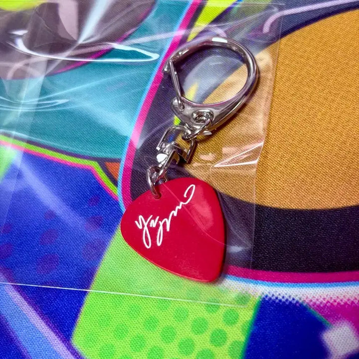 [BUNJANG] Yunjung Autographed Guitar Pick Keychain / 연정 친필싸인 기타 피크 키링