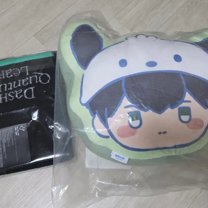 [BUNJANG] PLAVE Hamin Cushion + Ill-con Slogan Bundle Set / 플레이브 하민 쿠션 + 일콘 슬로건 일괄 팝니다