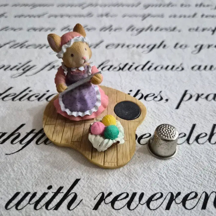[BUNJANG] Sewing Mouse Figurine with Magnetic Thimble / 바느질 쥐 피규어
