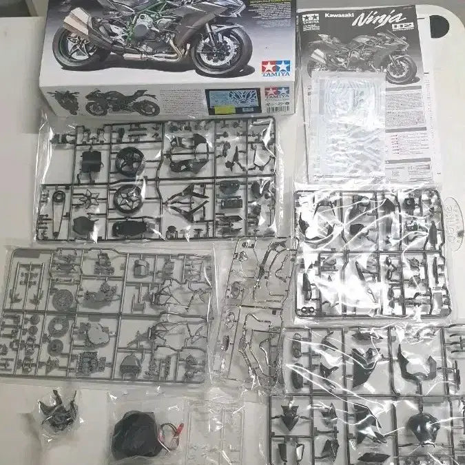 [BUNJANG] Tamiya Kawasaki Ninja H2 Carbon (1/12 Scale Model Kit) / 타미야 카와사키 닌자 H2 카본 (1/12)