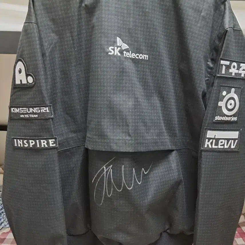 [BUNJANG] T1 Faker Autographed Jacket (Size L) / T1 25월즈 페이커 싸인 자켓 L사이즈