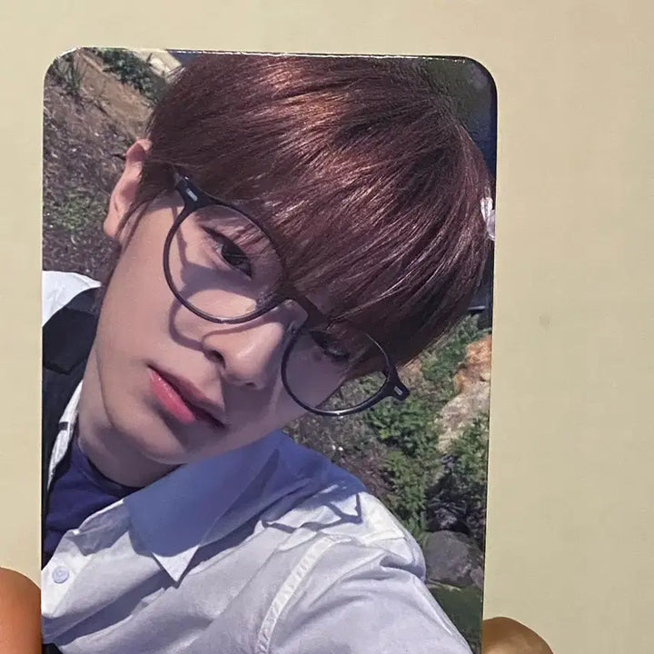 [BUNJANG] YOUTH ERROR Kang Woo Jin Studio Photocard + Fanlight Bundle / 플레어유 2주차 공방 포카 강우진 + 응원봉 양도 / 유스에러 사녹