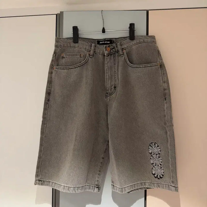 [BUNJANG] Fucking Awesome Spiral Shorts (Size 30) / 퍼킹어썸 스파이럴 반바지 쇼츠 (30)