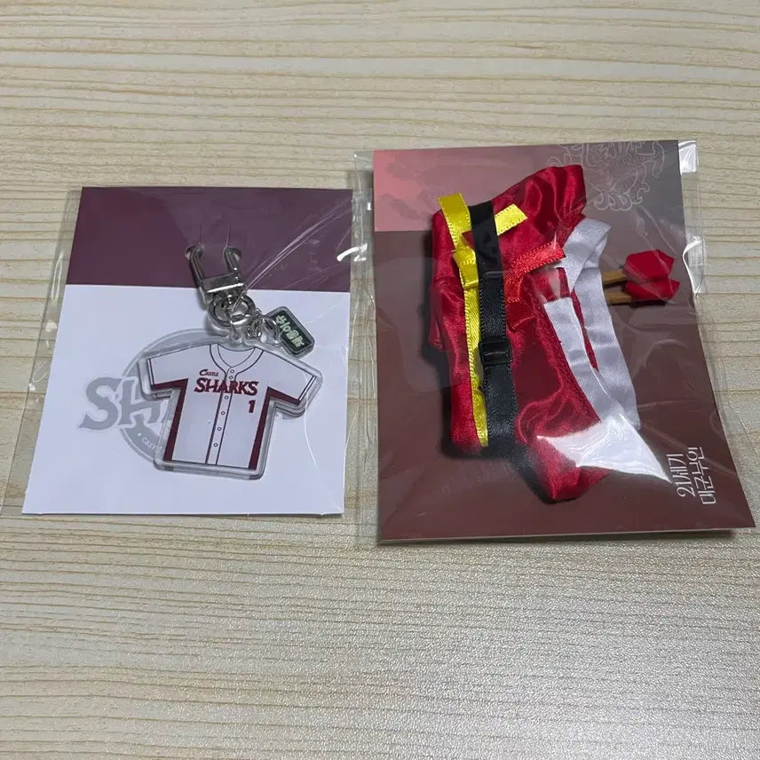 [BUNJANG] CastleJacks Uniform Keyring &amp; Gugung Costume Doll Clothes Bundle Set / 21세기 대군부인 팝업 국궁 코스튬 희주, 캐슬샤크스 유니폼키링 일괄