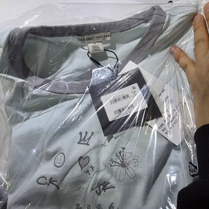 [BUNJANG] Calvin Klein x Jungkook Calvin Klein Collaboration Ringer Baby T-shirt / CKJK 정국 캘빈클라인 콜라보 링거 베이비 반팔