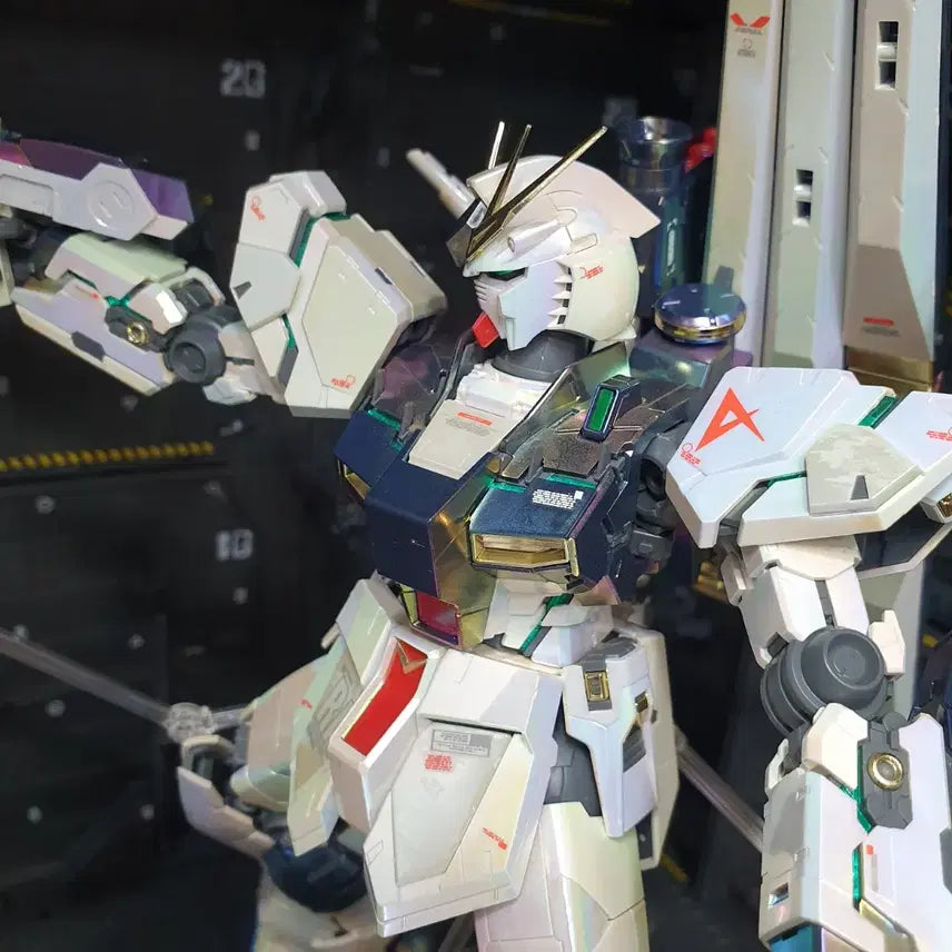 [BUNJANG] MG RX-93 Nu Gundam Painted Model Kit - Holographic Finish / [건담] MG 뉴 건담 도색작 편광 홀로 조립완성