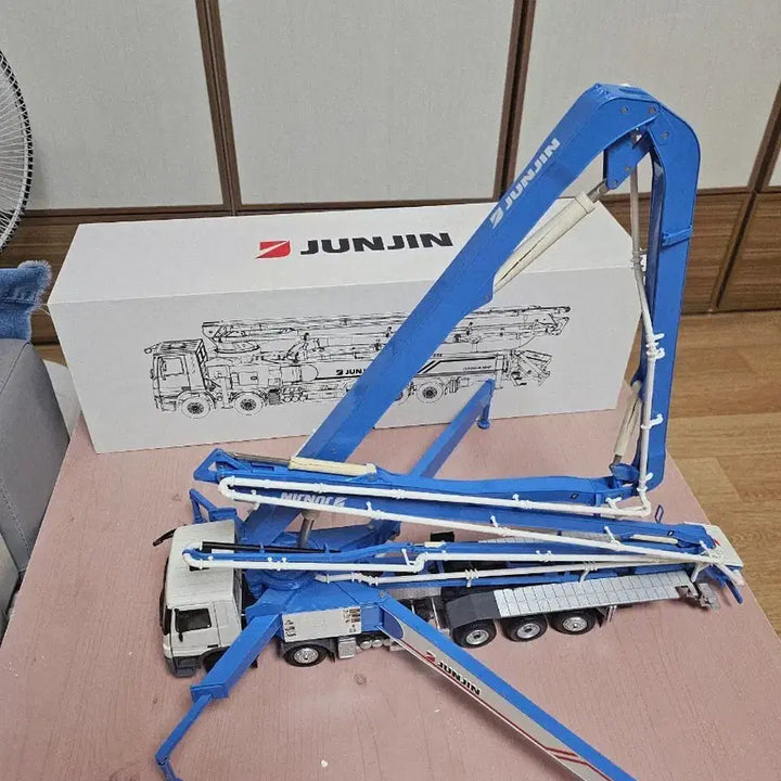 [BUNJANG] Jeonjin Heavy Industries Concrete Pump Truck Scale Model / (희귀템)전진 중공업 콘크리트 펌프카 모형 다이캐스트