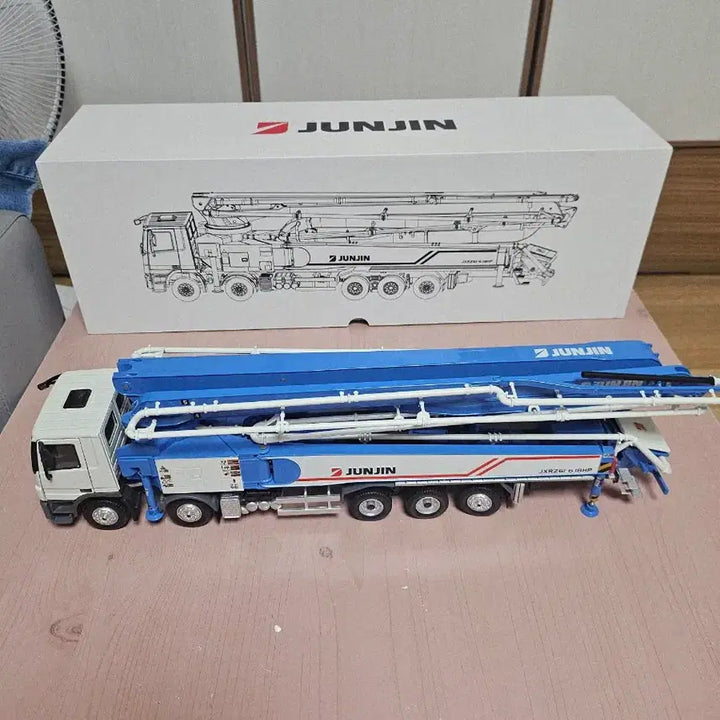 [BUNJANG] Jeonjin Heavy Industries Concrete Pump Truck Scale Model / (희귀템)전진 중공업 콘크리트 펌프카 모형 다이캐스트