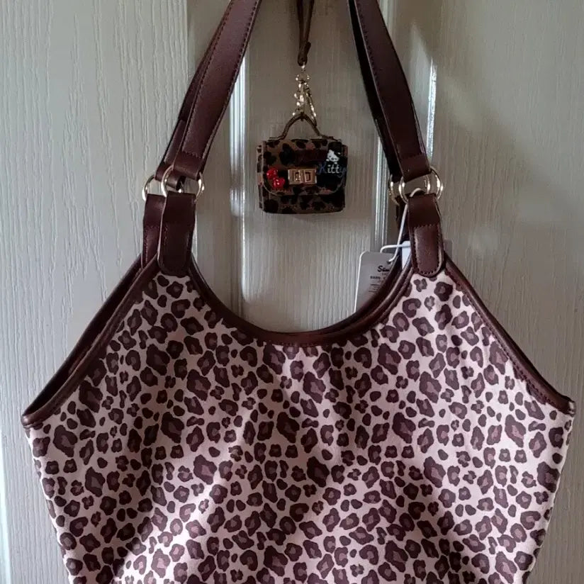 [BUNJANG] Sanrio Hello Kitty Leopard Hobo Bag &amp; Mini Keyring Bag Set (New) / 산리오 정품 헬로키티 레오파드 호보백+미니 키링백(새상품)
