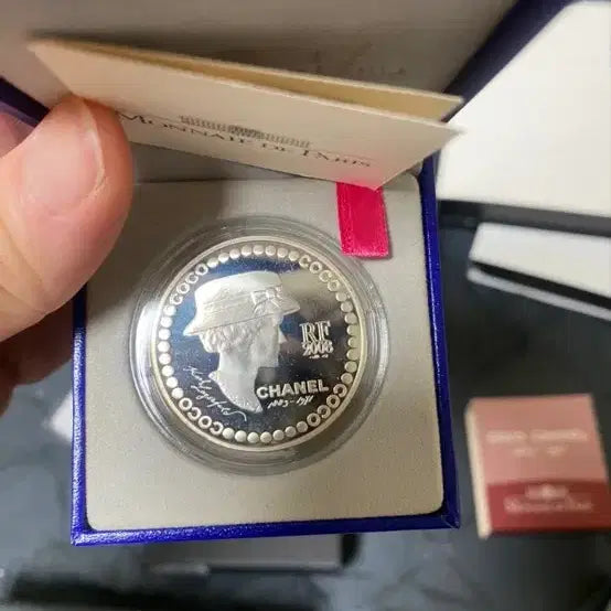 [BUNJANG] 125th Anniversary Coco Chanel 2008 Palau Silver Coin / 125주년 코코 샤넬 2008년 기념 은화 주화
