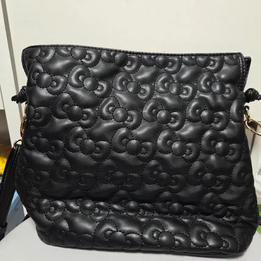 [BUNJANG] Hello Kitty Quilted Ribbon Crossbody Bag Black / 헬로키티 리본 퀼팅 크로스백 블랙