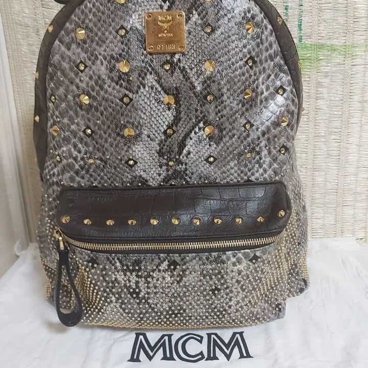 [BUNJANG] MCM Armor Studded Snakeskin Backpack MWK 3SVG04 EG001 / 정품)MCM 아머 스터드 뱀피 백팩 MWK 3SVG04 EG001