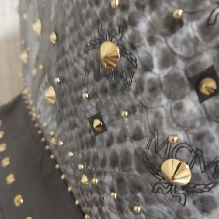 [BUNJANG] MCM Armor Studded Snakeskin Backpack MWK 3SVG04 EG001 / 정품)MCM 아머 스터드 뱀피 백팩 MWK 3SVG04 EG001