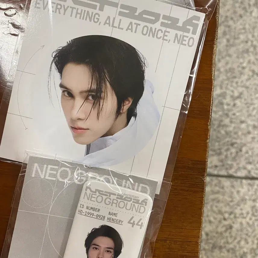 [BUNJANG] NCT 10th Anniversary Hendry ID Badge + Mission Badge / nct 10주년 팝넙 헨드리 hendry 아이디뱃지+미션뱃지