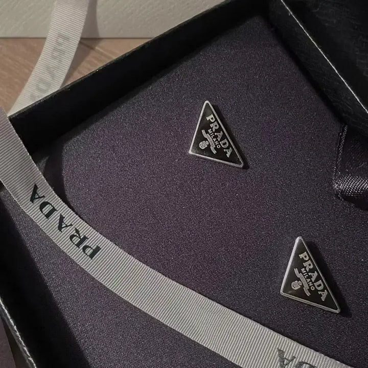 [BUNJANG] Prada Triangle Logo Earrings Silver / 프라다 삼각 로고 귀걸이