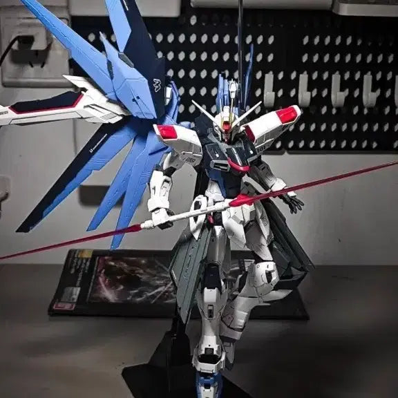 [BUNJANG] Bandai MG Freedom Gundam 2.0 Plastic Model Kit 1/144 Scale / 반다이 MG 뉴 건담 프리덤 2.0 프라모델 1/144 스케일 중고