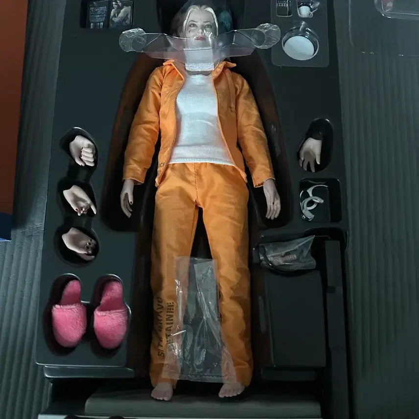 [BUNJANG] Hot Toys Harley Quinn Suicide Squad Prisoner Version Figure / 핫토이 할리퀸 수어사이드 스쿼드 죄수버전 피규어