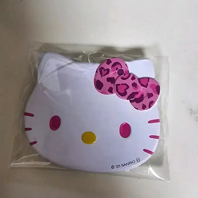 [BUNJANG] Sanrio Hello Kitty Random Pin Button Pink Leopard Print / 산리오 정품 헬로키티 랜덤 핀버튼 핑크호피 키덜트