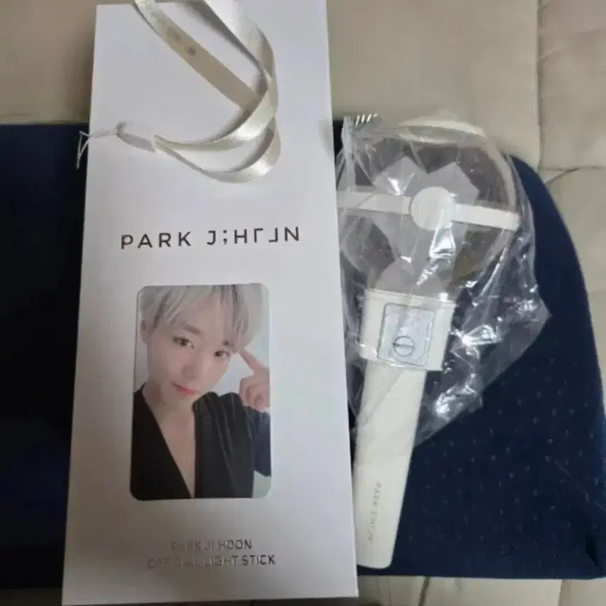 [BUNJANG] Park Jihoon Photocard &amp; Lightstick Set / 포카 포함 박지훈 뽑봉