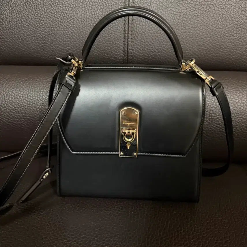 [BUNJANG] Salvatore Ferragamo Black Calfskin Gancini Box Bag Medium / 페레가모 블랙 카프스킨 금장 간치니 박시즈 미듐