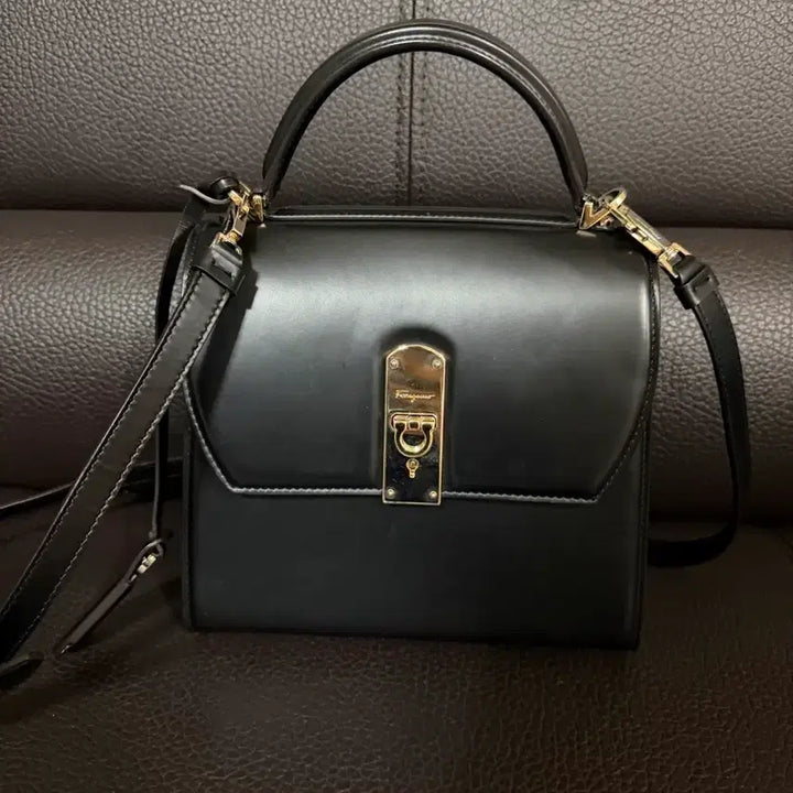 [BUNJANG] Salvatore Ferragamo Black Calfskin Gancini Box Bag Medium / 페레가모 블랙 카프스킨 금장 간치니 박시즈 미듐