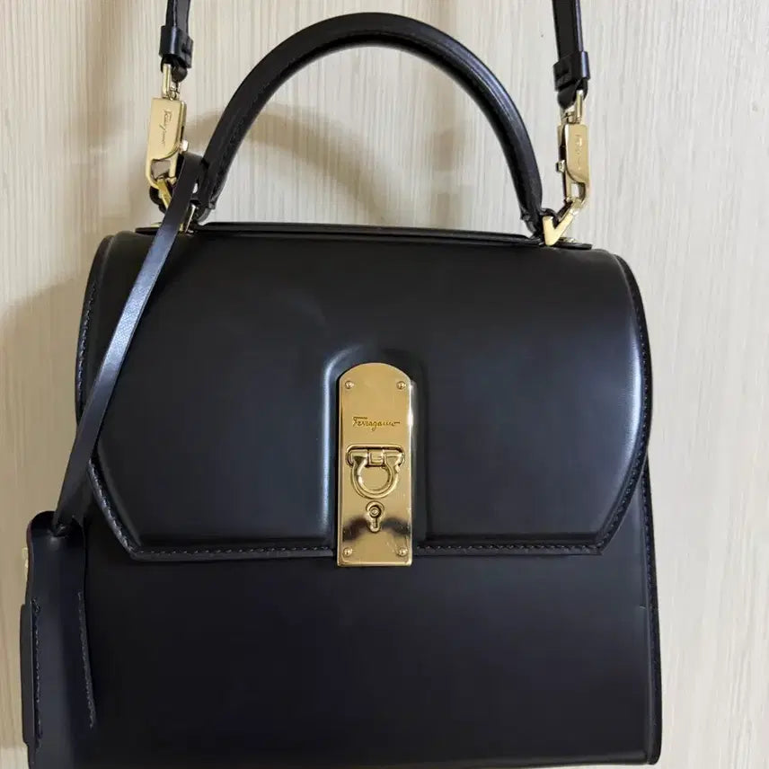 [BUNJANG] Salvatore Ferragamo Black Calfskin Gancini Box Bag Medium / 페레가모 블랙 카프스킨 금장 간치니 박시즈 미듐