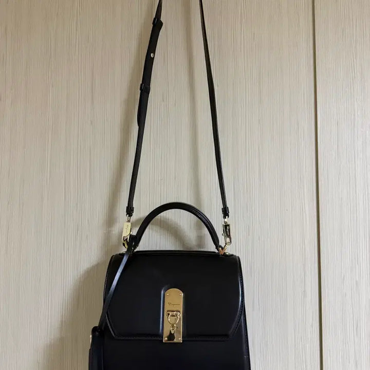 [BUNJANG] Salvatore Ferragamo Black Calfskin Gancini Box Bag Medium / 페레가모 블랙 카프스킨 금장 간치니 박시즈 미듐
