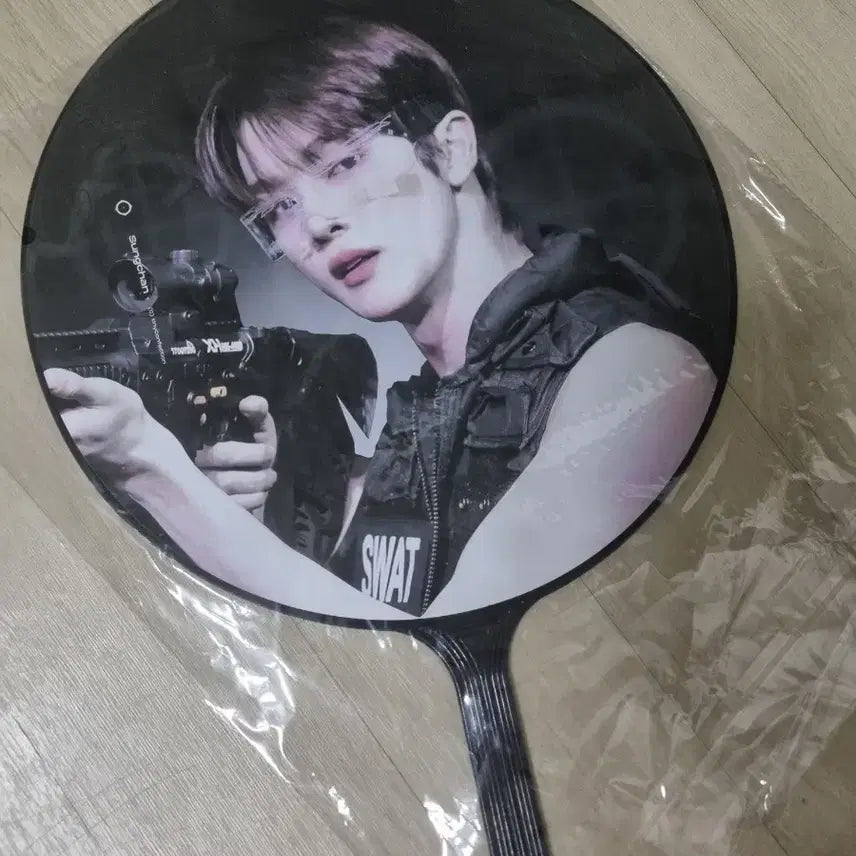 [BUNJANG] RIIZE Sungchan SWAT Concept Fan [Photocard Holder] Sealed / 라이즈 성찬 부채 SWAT 컨셉 우치와 원가이하 양도 (미개봉/새상품)