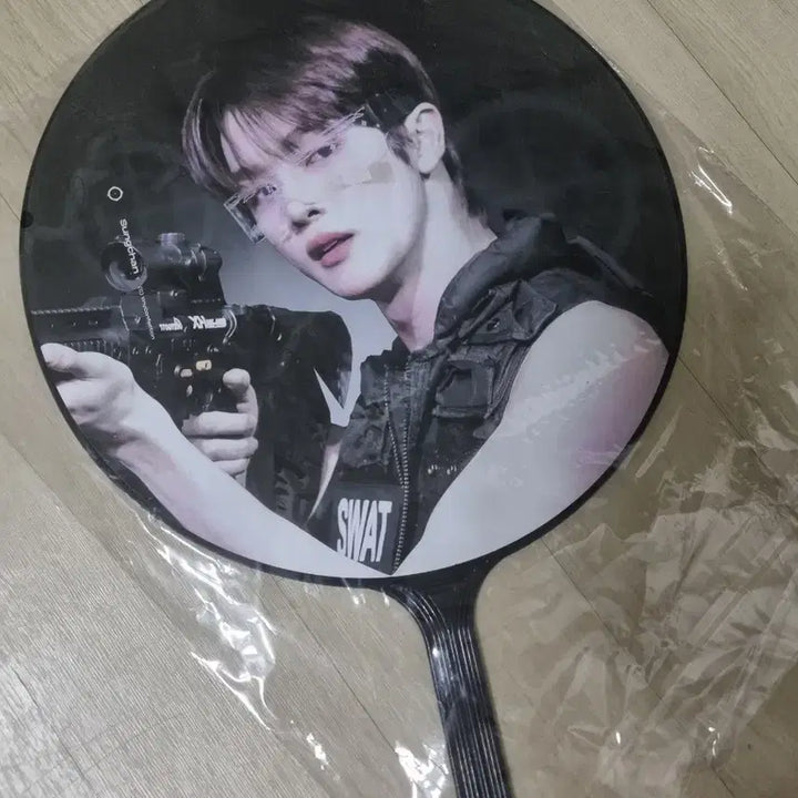 [BUNJANG] RIIZE Sungchan SWAT Concept Fan [Photocard Holder] Sealed / 라이즈 성찬 부채 SWAT 컨셉 우치와 원가이하 양도 (미개봉/새상품)