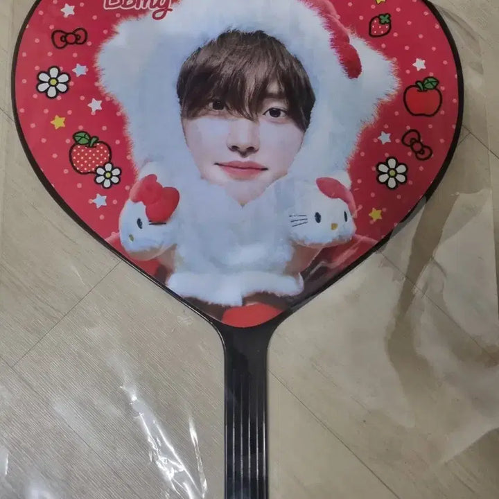 [BUNJANG] RIIZE Wonbin Hello Kitty Uchiwa Photocard Holder (Sealed) / 라이즈 원빈 헬로비니 키티 우치와 양도합니다. (미개봉/새상품)