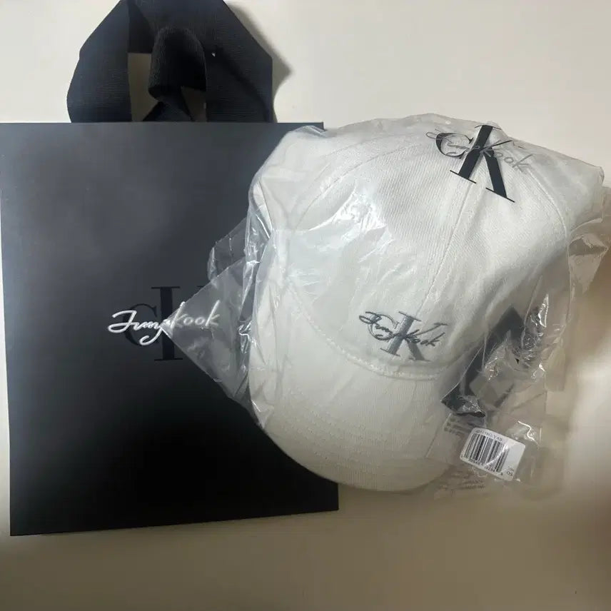 [SOLD OUT] 캘빈클라인 CK 정국 콜라보 볼캡 화이트(미개봉)